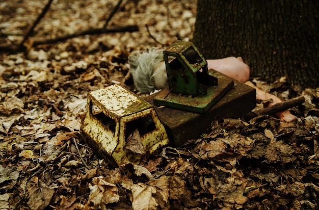 Brinquedos soviéticos de caminhão enferrujado na área de desastre nuclear de Chernobyl