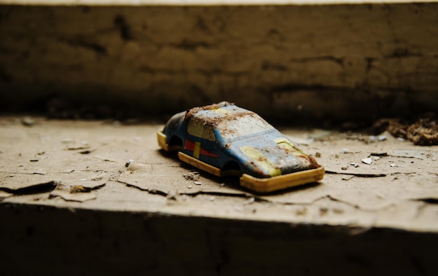 Foto grátis brinquedos soviéticos de carro enferrujado na área de desastre nuclear de chernobyl