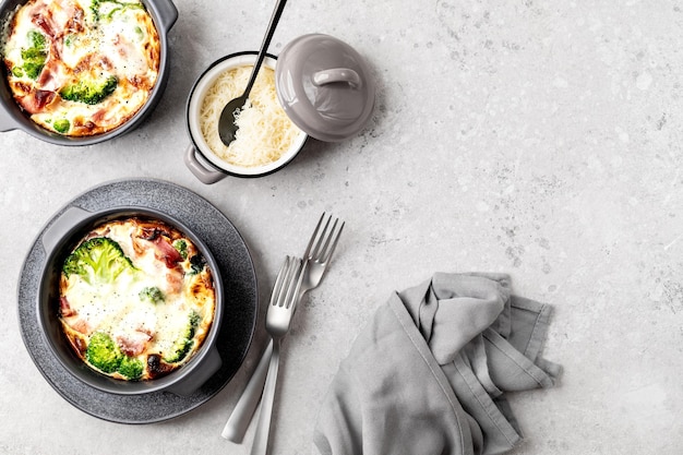 Foto grátis brócolis cremoso e queijo com bacon