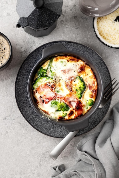 Brócolis cremoso e queijo com bacon