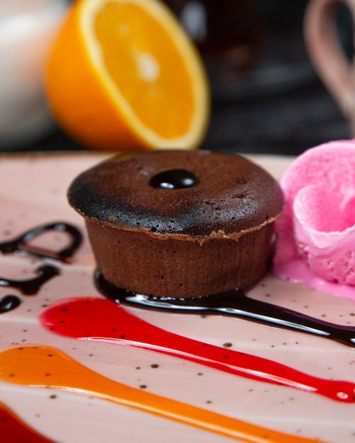 Brownie de chocolate em cima da mesa