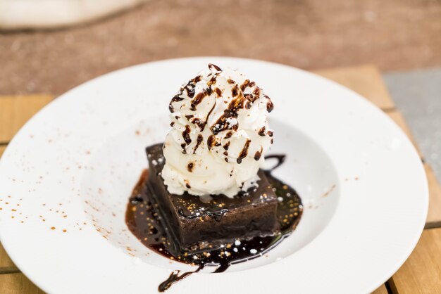 Brownie Sundae com uma colher de sorvete de baunilha