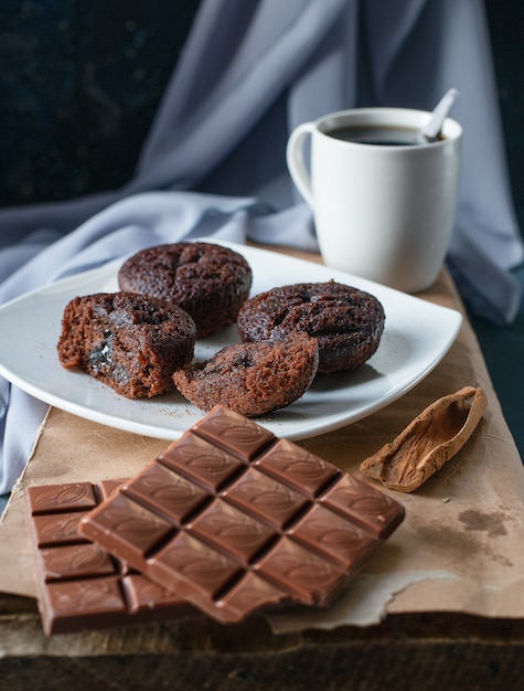 Brownies de cacau e barras de chocolate com uma xícara de chá