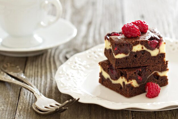 Brownies de cheesecake com framboesa empilhados em um prato