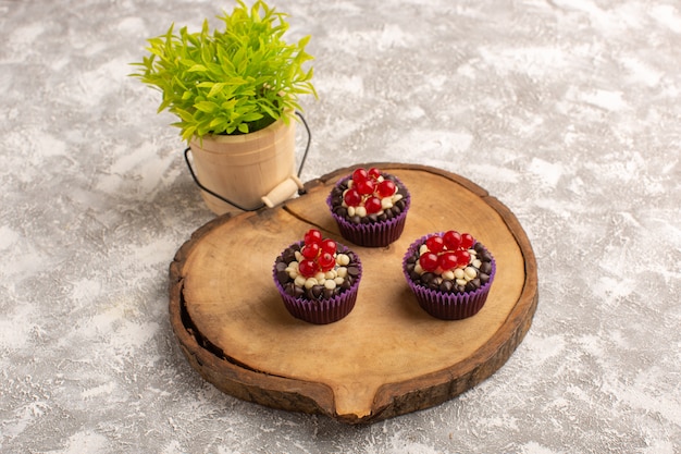 Brownies de chocolate com cranberries sobre a mesa de madeira com doces e bolo de plantas, biscoito e massa doce