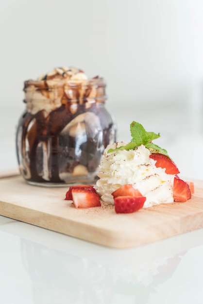 Brownies de chocolate com sorvete de baunilha