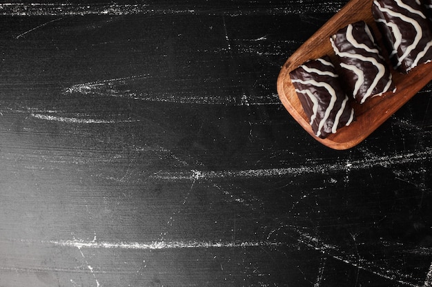 Foto grátis brownies de chocolate em uma travessa de madeira.