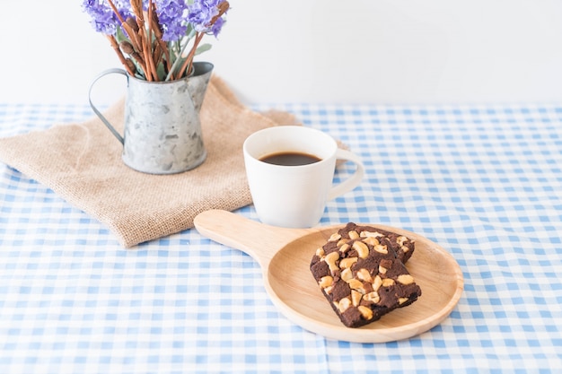 Brownies de chocolate na mesa