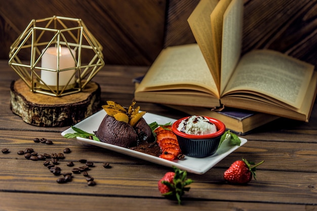 Brownies de chocolate servidos com molho cremoso e combinação de frutas