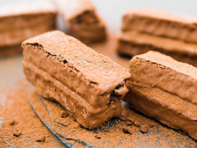 Brownies revestidos com chocolate e cacau em pó