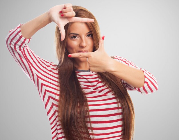 Brunette mulher que mostra o gesto como o frame.