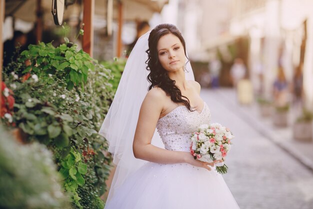 Brunette noiva segurando seu bouquet