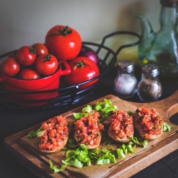 Bruschetta de tomate com pimenta vermelha, vinagre balsâmico, alho e ervas