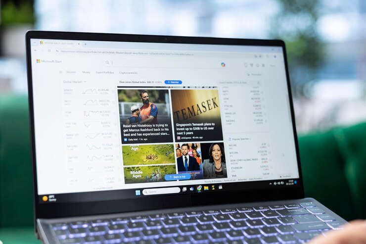 Foto grátis bucareste romênia 30 de julho de 2024 jovem ceo lendo notícias on-line em uma página web