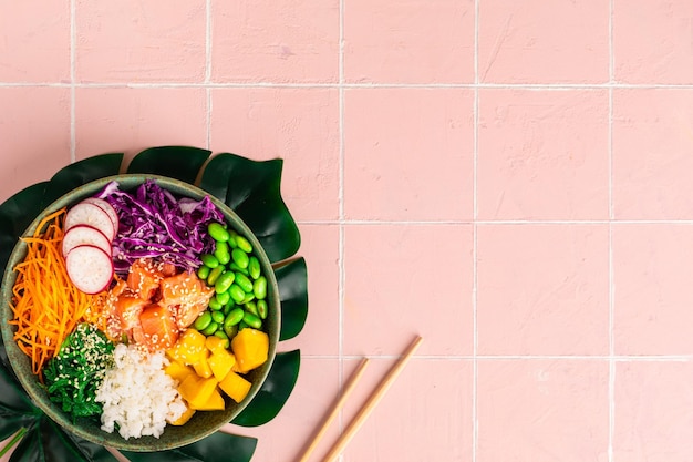 Buddha Bowl Arroz com salmão rabanete repolho roxo feijão edamame e sementes de gergelim O conceito de comida deliciosa e saudável Vista superior espaço de cópia