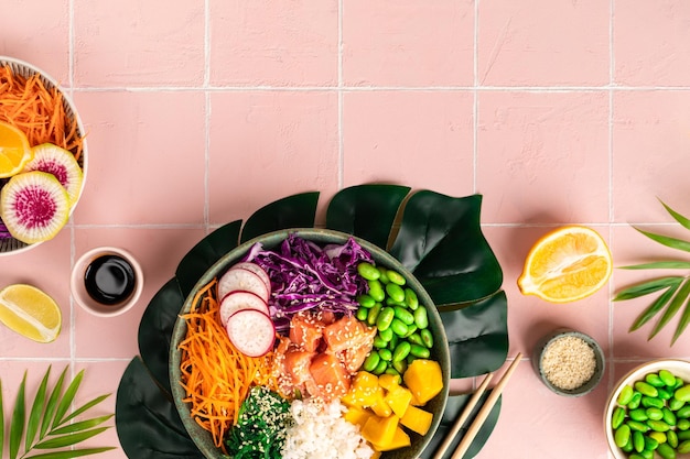 Foto grátis buddha bowl arroz com salmão, rabaneto, repolho vermelho, feijão edamame e sementes de gergelim