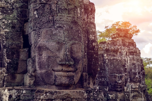 Budista enfrenta o Templo de Bayon, Angkor Wat no Camboja.