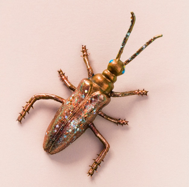 Bug colorido em miniatura em um papel