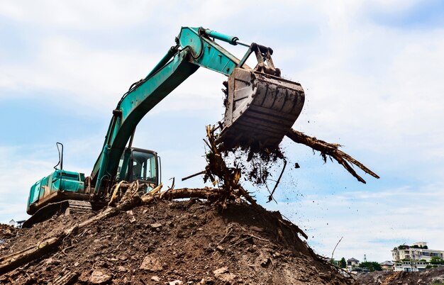 Buldozer em primeiro plano