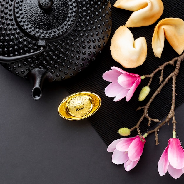 Foto grátis bule de chá com magnólia ano novo chinês