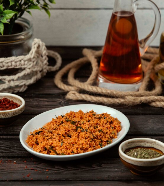 Bulgur amarelo em cima da mesa