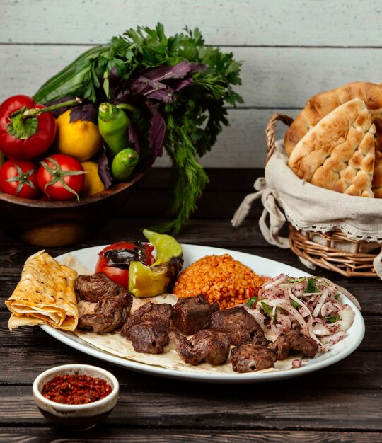 Bulgur de carne e cebola com sumagre em uma mesa de madeira