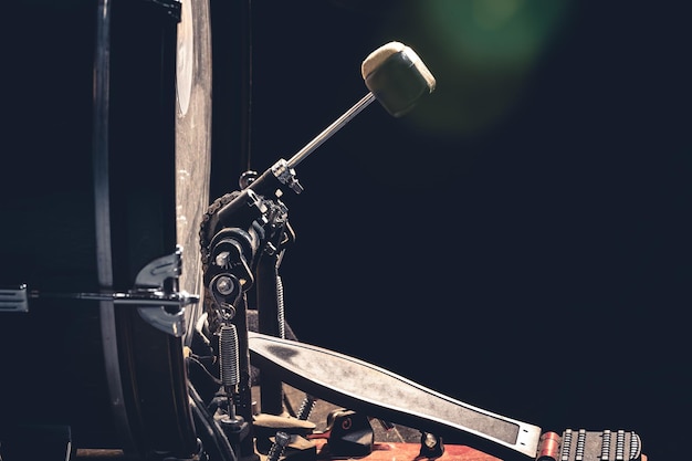 Bumbo com pedal de instrumento musical em fundo preto