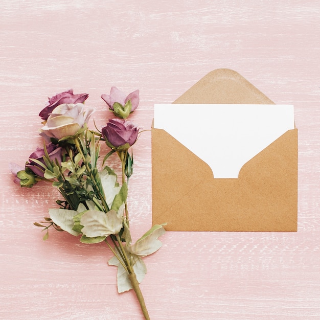 Buquê de casamento com envelope