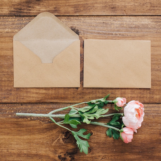 Buquê de casamento com envelopes