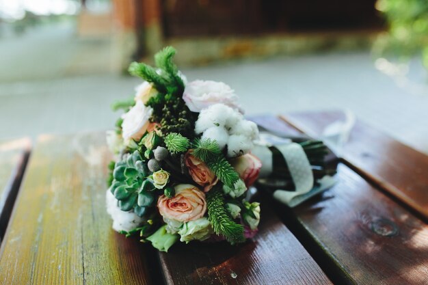 Buquê de casamento em um banco, vista de perto