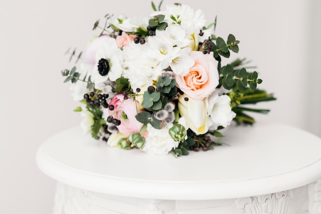 Buquê de casamento na mesa