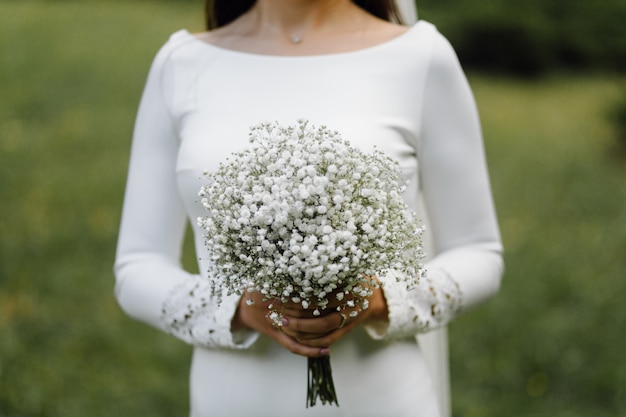 Buquê de casamento nas mãos da noiva