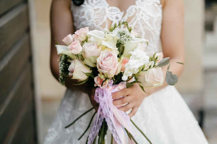 Foto grátis buquê de casamento nas mãos da noiva