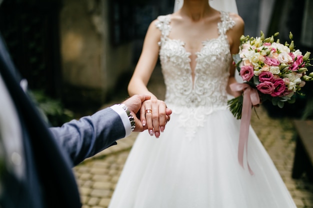 Foto grátis buquê de casamento nas mãos da noiva