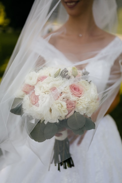 buquê de casamento nas mãos da noiva