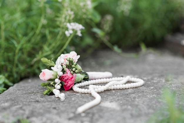 Foto grátis buquê de casamento nas rochas