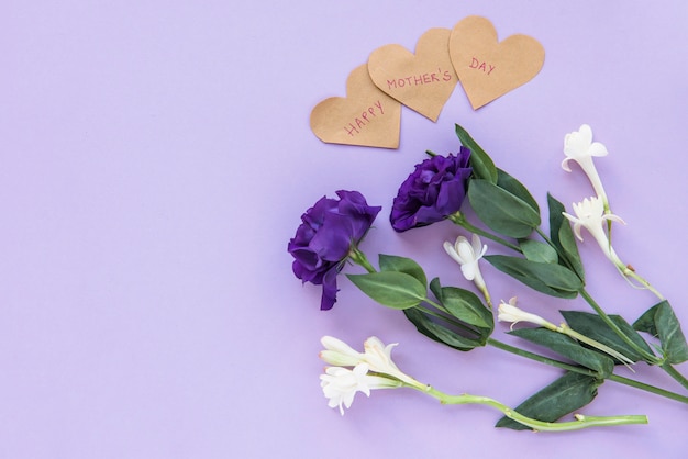 Buquê de flores com corações para o dia da mãe feliz