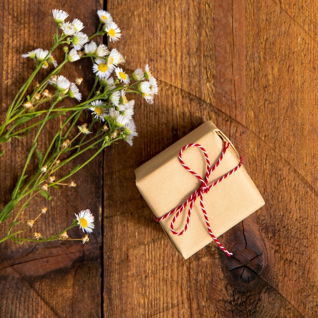 Foto grátis buquê de flores com pequeno presente