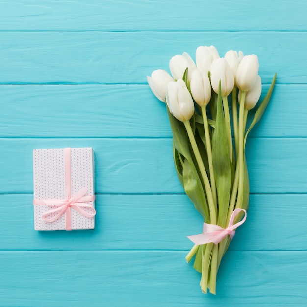 Foto grátis buquê de flores de tulipa e presente