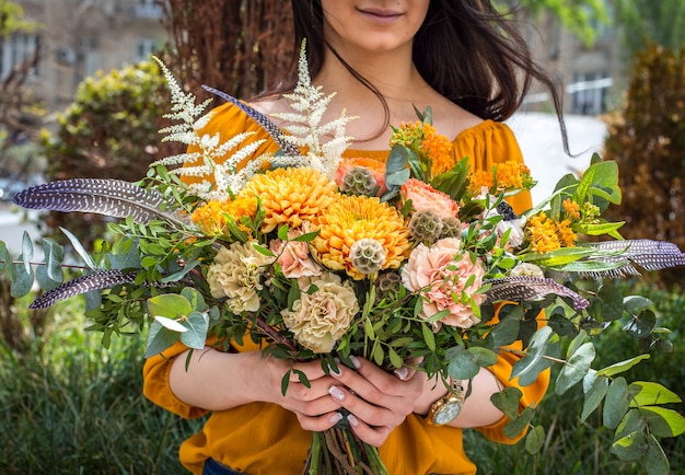 buquê de flores de verão nas mãos da menina