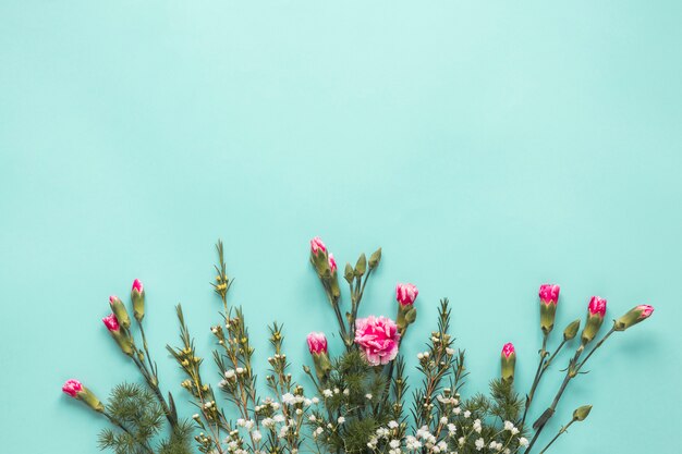 Buquê de flores e galhos de coníferas