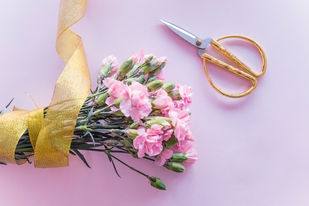 Foto grátis buquê de flores em fita amarela