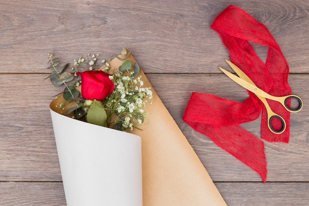 Buquê de flores em papel de embalagem na mesa