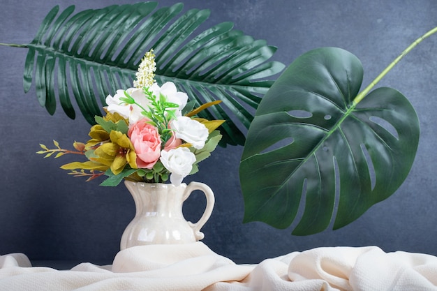 Foto grátis buquê de flores em vaso de cerâmica