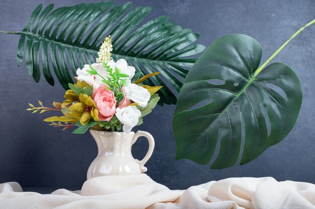 Buquê de flores em vaso de cerâmica