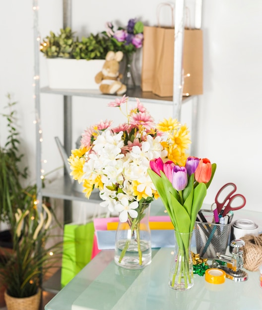 Buquê de flores frescas na mesa de vidro