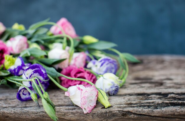 Foto grátis buquê de lisianthus em uma mesa de madeira