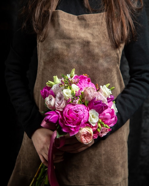 Buquê de pomponella rosas brancas e luz rosa