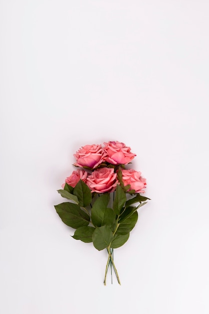 Foto grátis buquê de rosas e folhas