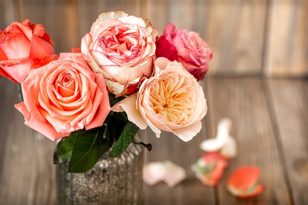 Buquê de rosas frescas em close-up de um vaso de vidro